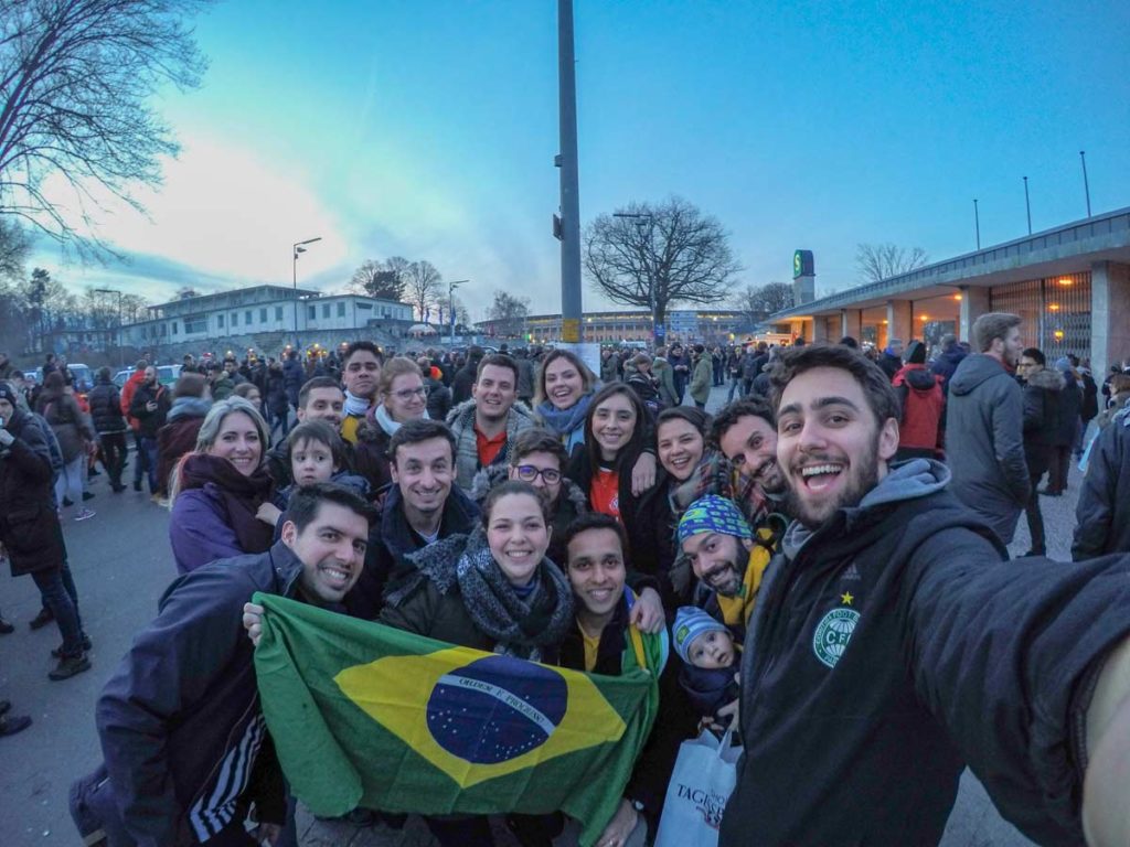 torcedores em frente ao Olympiastadion em Berlim