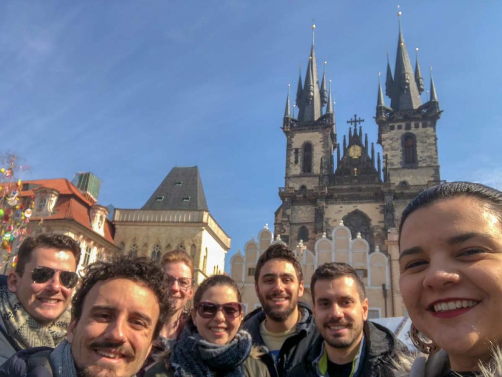 grupo de turistas no centro de Praga