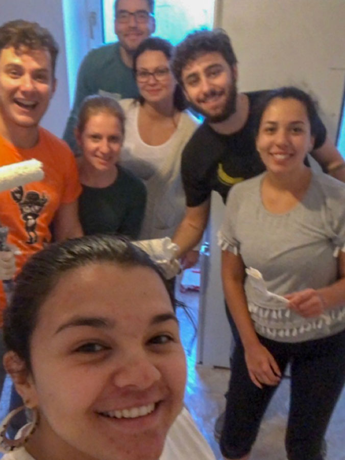 selfie de um grupo pintando a casa