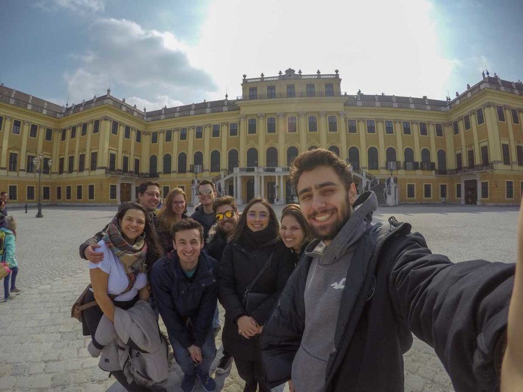 grupo faz selfie em frente ao castelo de viena, na capital da Áustria