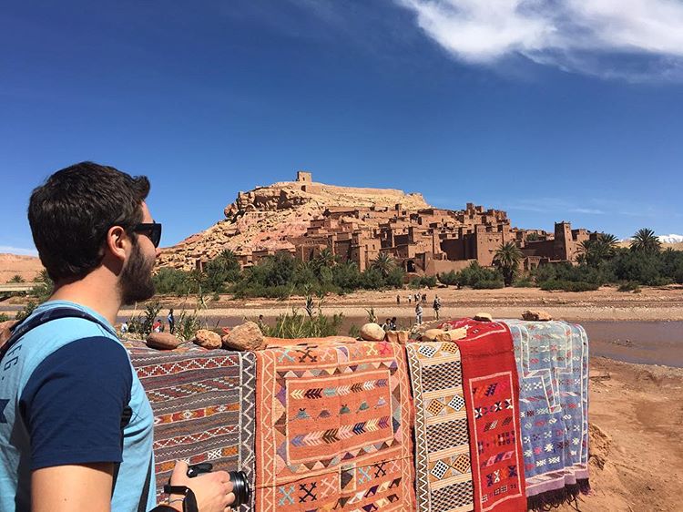 tapetes à venda em frente a um ponto turístico muito frequentado no marrocos