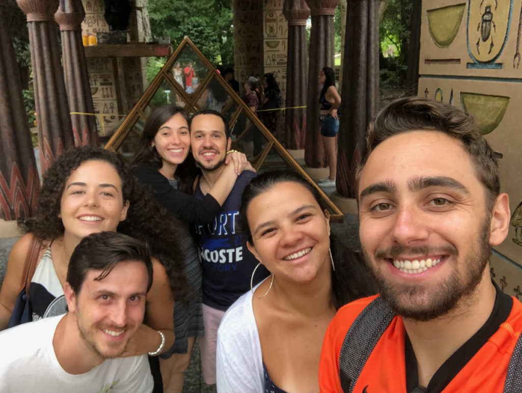 grupo visitando o museu egípcio em curitiba