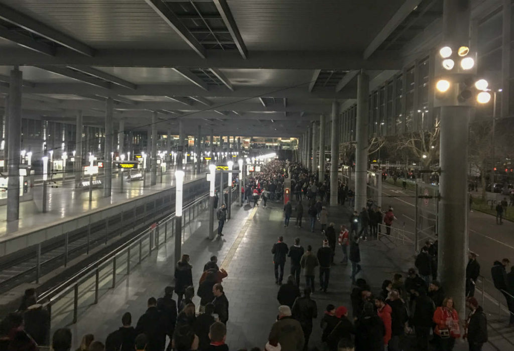 metro na saída do estádio do fortuna dusseldorf