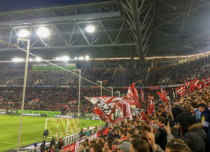 torcedores do Fortuna Düsseldorf comemoram vitória do time no estádio da cidade