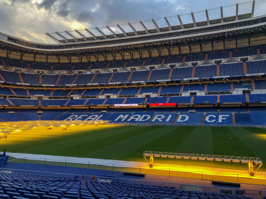 vista das arquibancadas do estádio do real madrid, santiago bernabeu