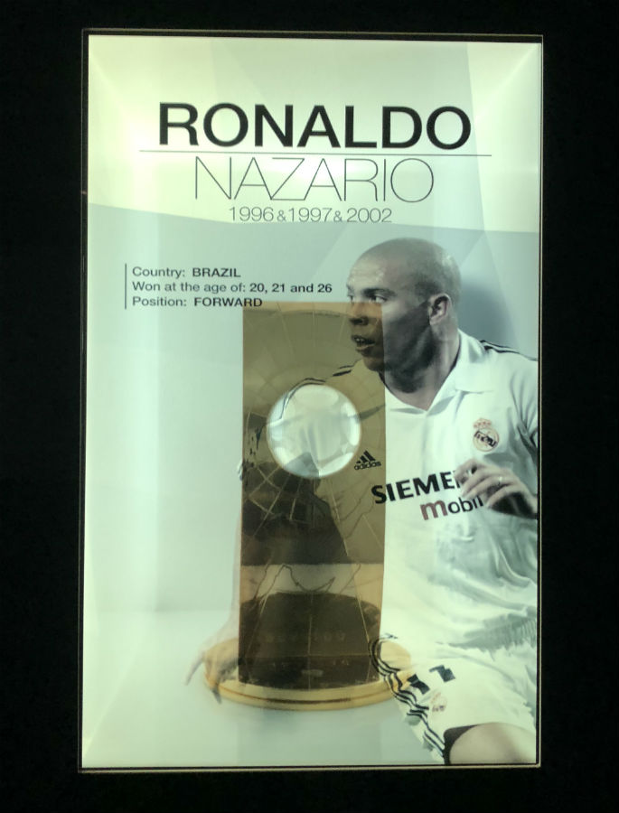 troféu de melhor jogador do mundo de Ronaldo na sala de troféus do real