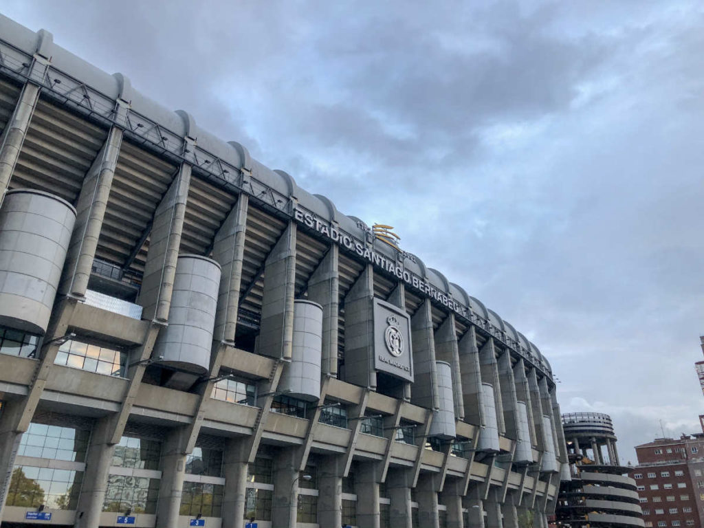 vista do lado de fora do estádio santiago bernabeu do real madrid