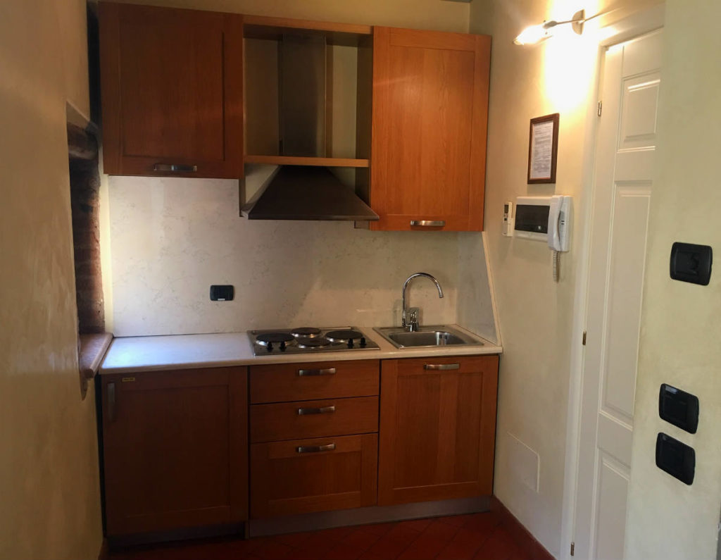 mini cozinha que fica dentro do quarto do antico san zeno em verona