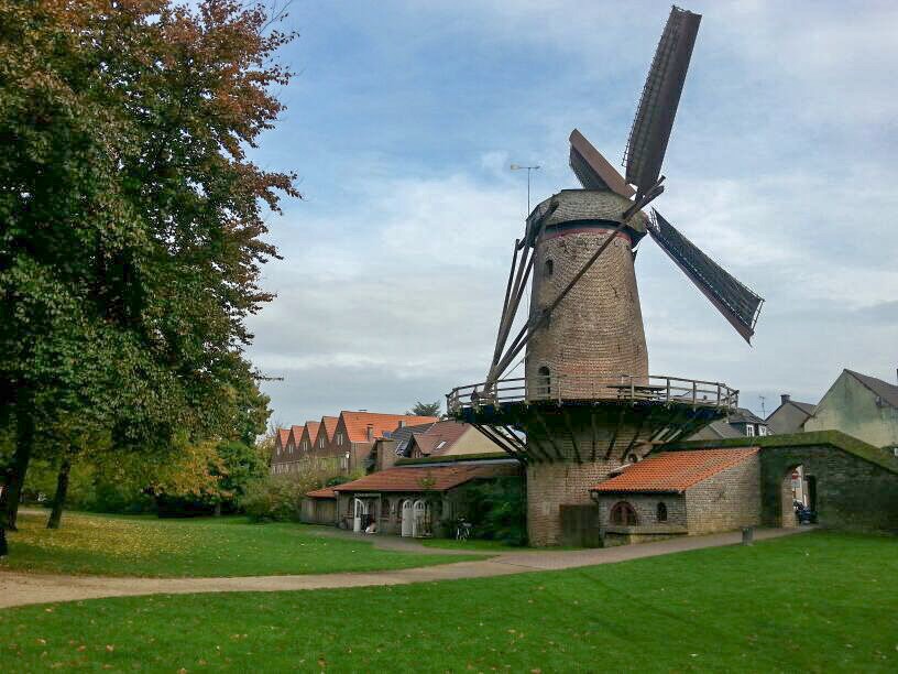 moinho de vento tradicional na cidade de Xanten, na Alemanha