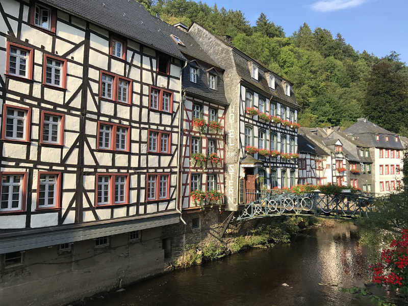 vista da fachadas de prédios tradicionais em Monschau