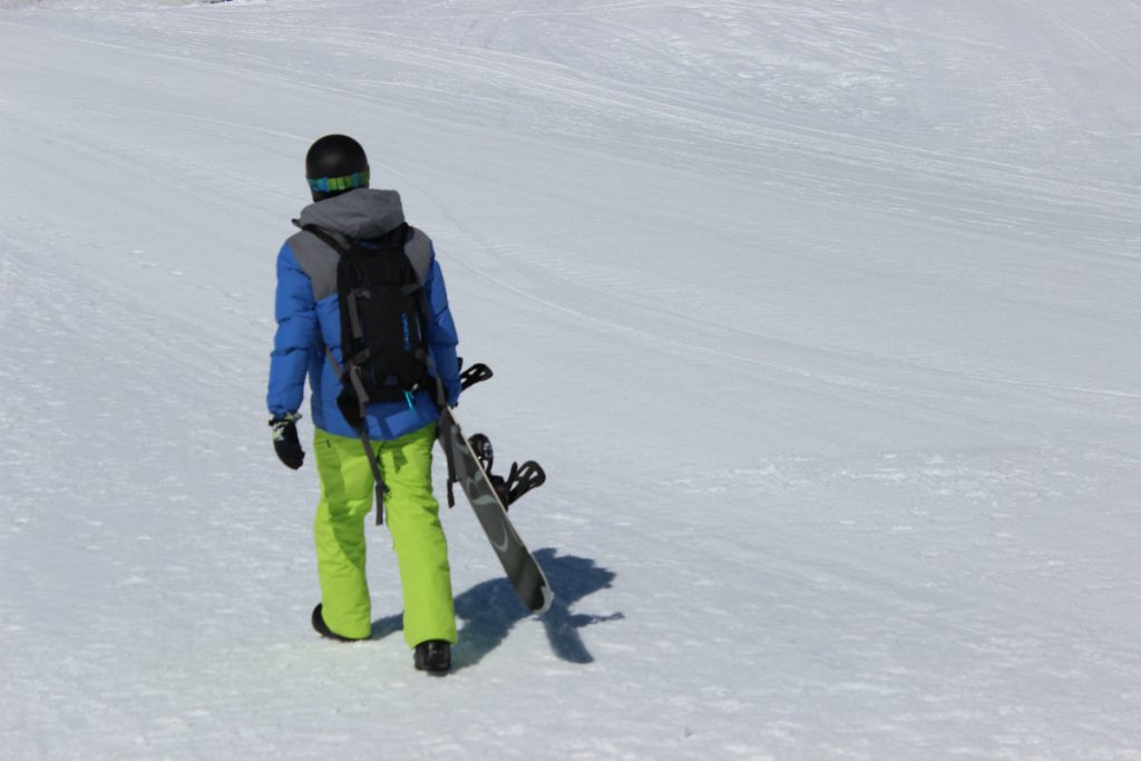 snowboarder caminha nos alpes suicos