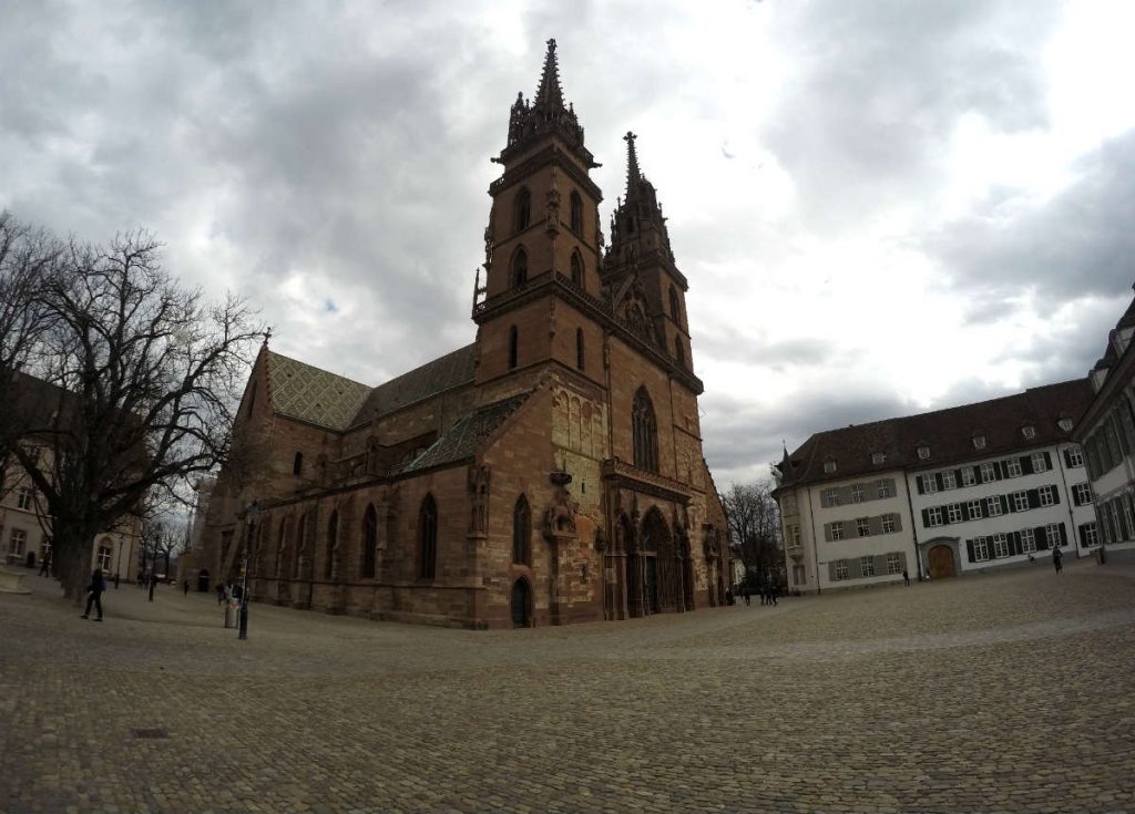 baselmunster, a catedral da basileia vista a partir da praca em frente