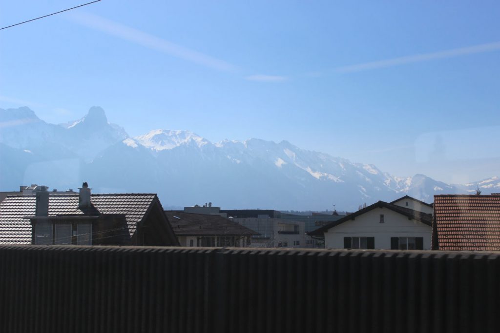 vista dos alpes suicosa partir de um trem