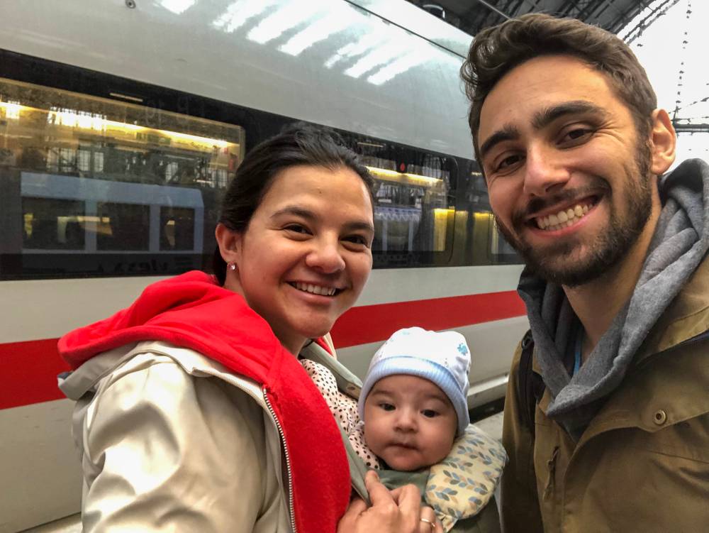 Família esperando o trem na Alemanha