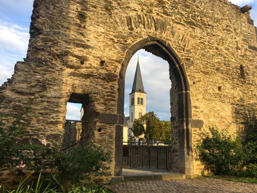 Vista para as ruínas do Romerkastell e uma igreja ao fundo, em Boppard