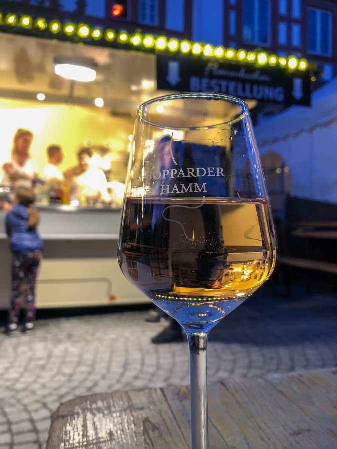 copo de vinho na festa do vinho de Boppard