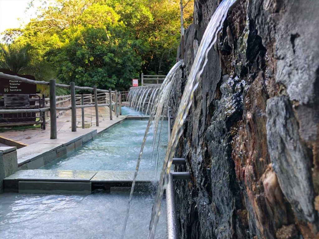 duchas de água quente ao lado de uma das piscinas no Rio Quente