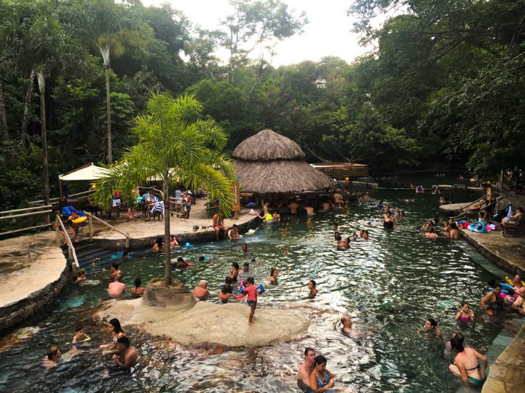 vista das piscinas naturais no parque das fontes, no Rio Quente, em Goiás