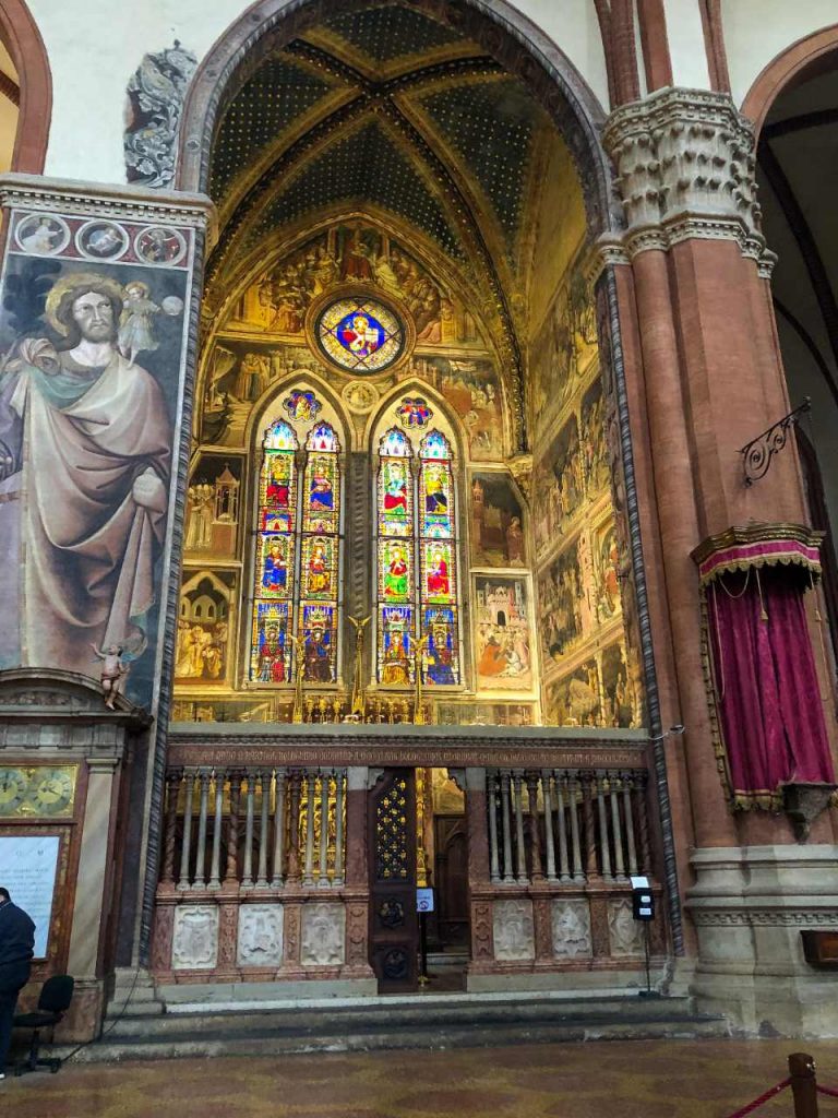 vitrais no interior da basilica de san petronio, em Bolinha, na Itália