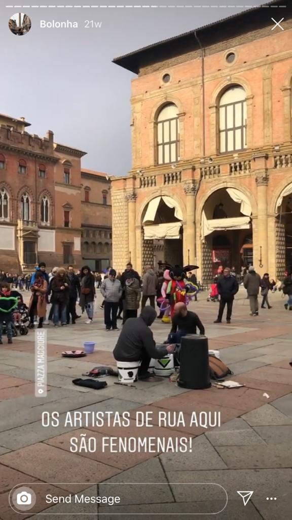 artistas de rua fazendo uma performance de percussao em bolonha