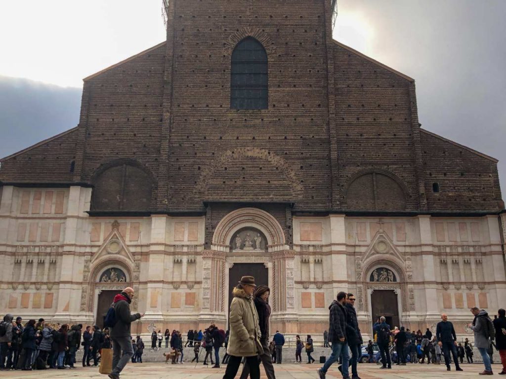 vista para a basilica de san petronio, em Bolonha - Itália