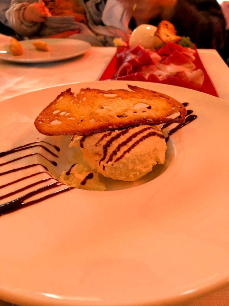 prato de entrada de crema parmigiana no restaurante piatto rotto em bolonha, na itália