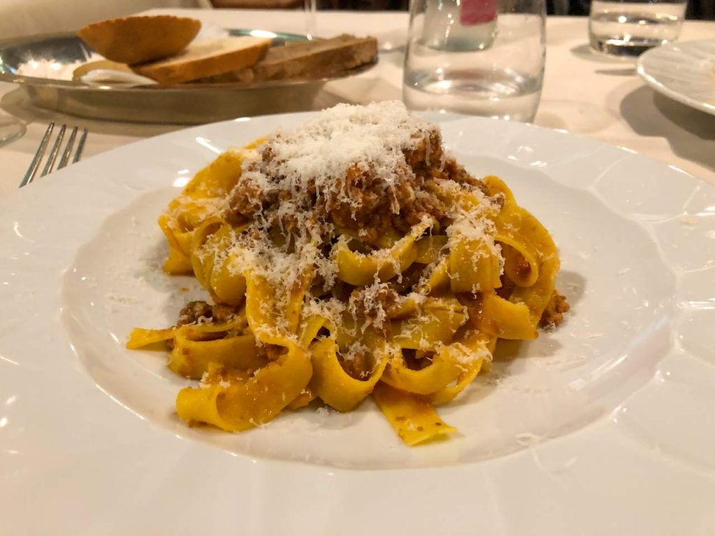 prato de tagliatelle al ragu em bolonha, na Itália