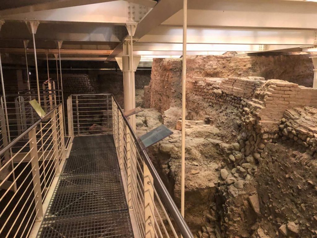 escavações arqueológicas embaixo da sala borsa em bolonha, na Itália