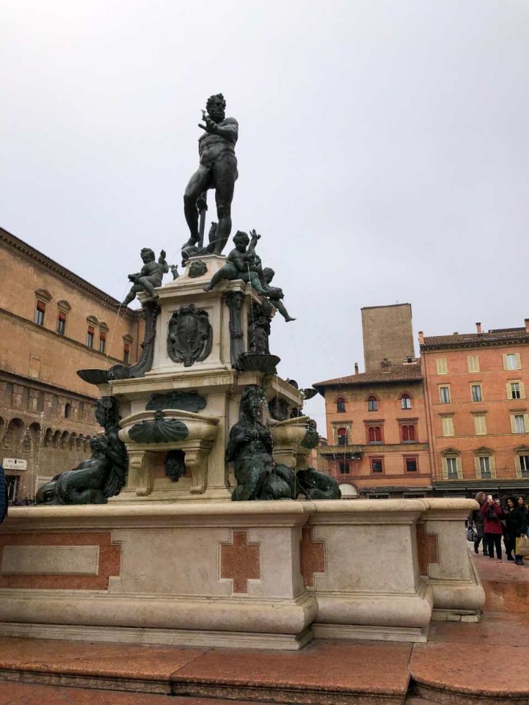 Estátua de Netuno na fonte de mesmo nome no centro de Bolonha