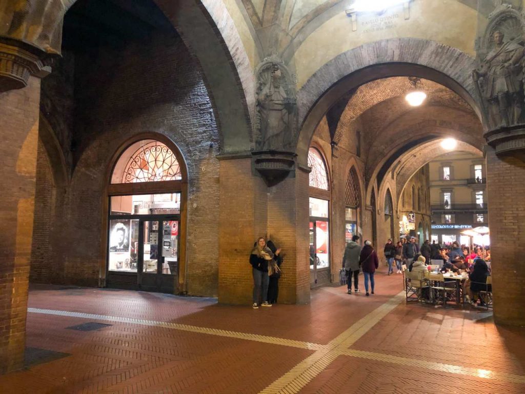 Vista de uma das colunas do Palácio de Podestá, onde se pode fazer telefone sem fio de um lado a outro