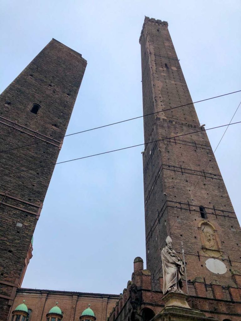 torres de asinelli e garisenda vistas de baixo pra cima