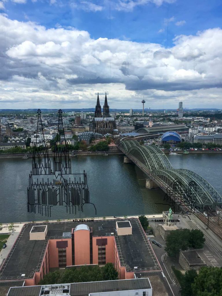 Vista da Kölner Dom a partir da plataforma de obervacao do koln triangle