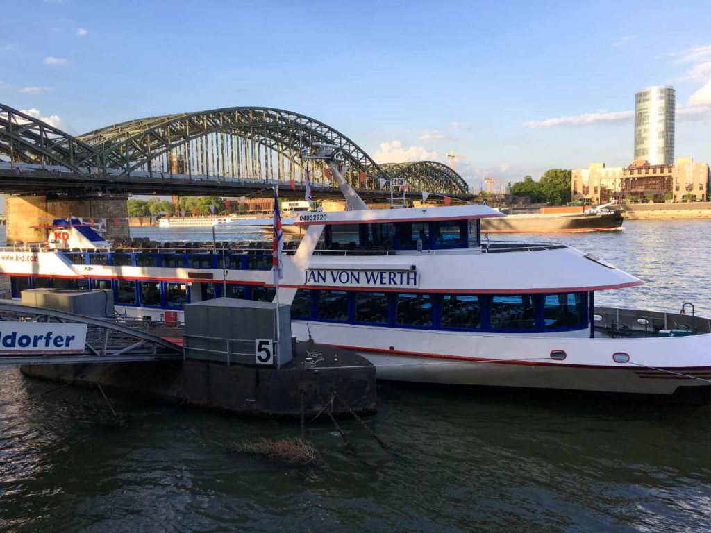 Köln Triangle visto do outro lado do rio. Em primeiro plano um barco de passeio no reno