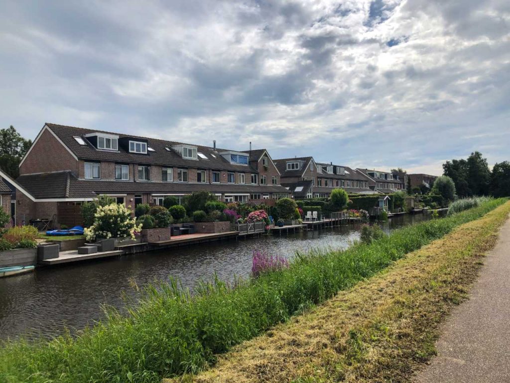 casas à beira do canal em Oudekerk