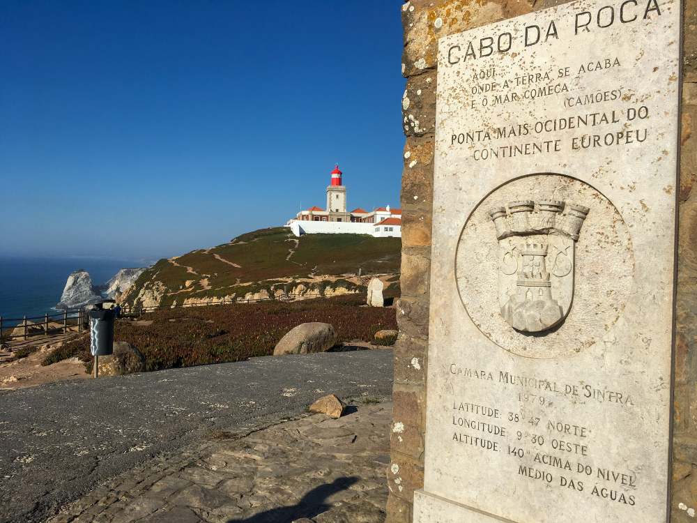 vista para o farol do cabo da roca, em Portugal