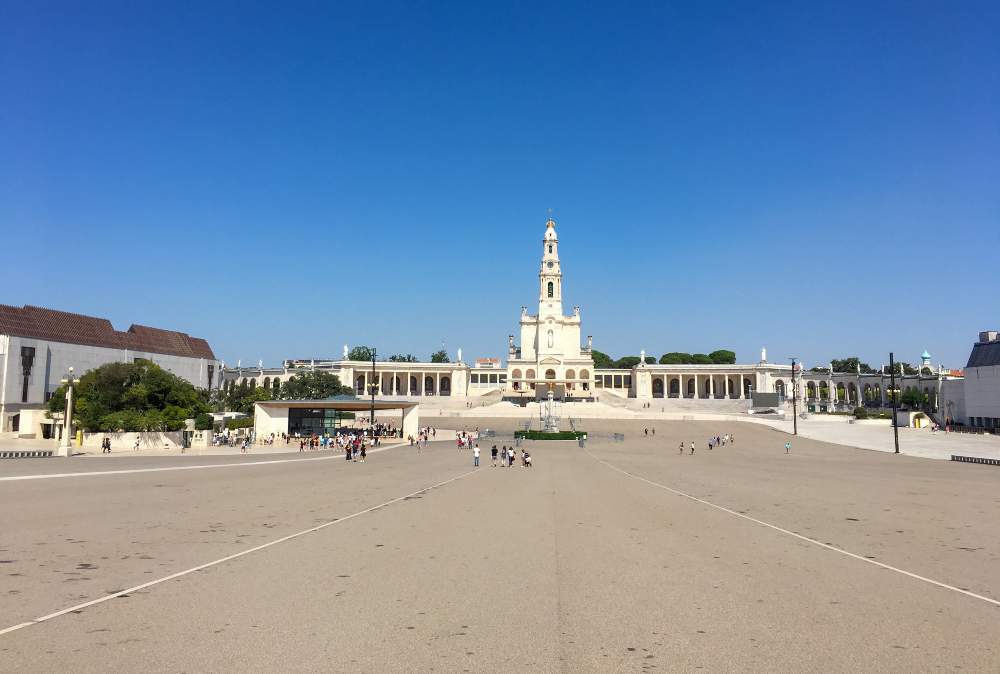 vista para o santuário de fátima vazio em portugal