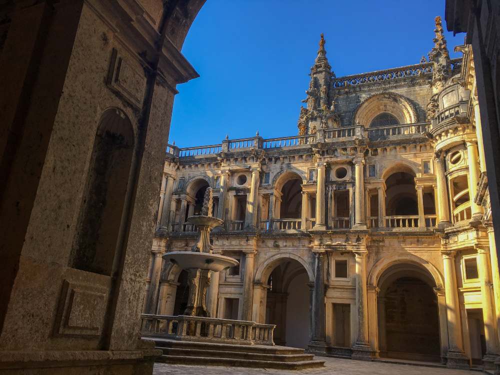 vista para o pátio do convento de cristo, em tomar, portugal