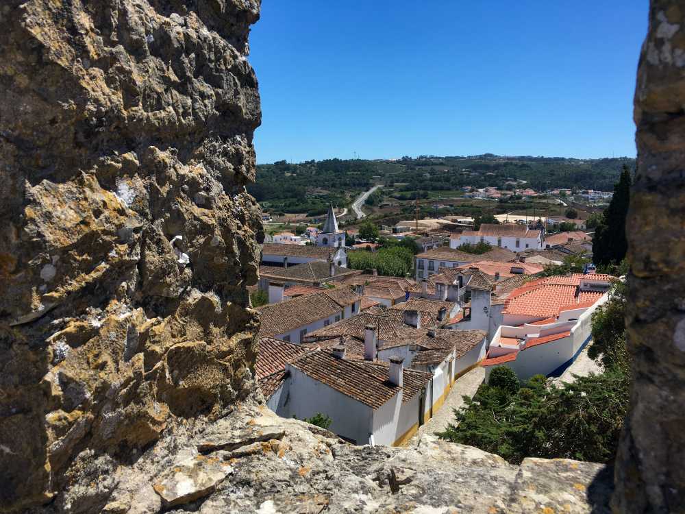 Vista de cima do muro da cidade murada de óbidos, no centro de portugal