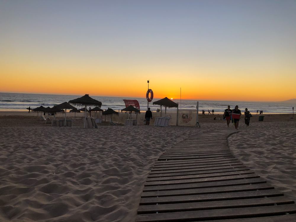 pôr do sol na praia da sereia, em portugal