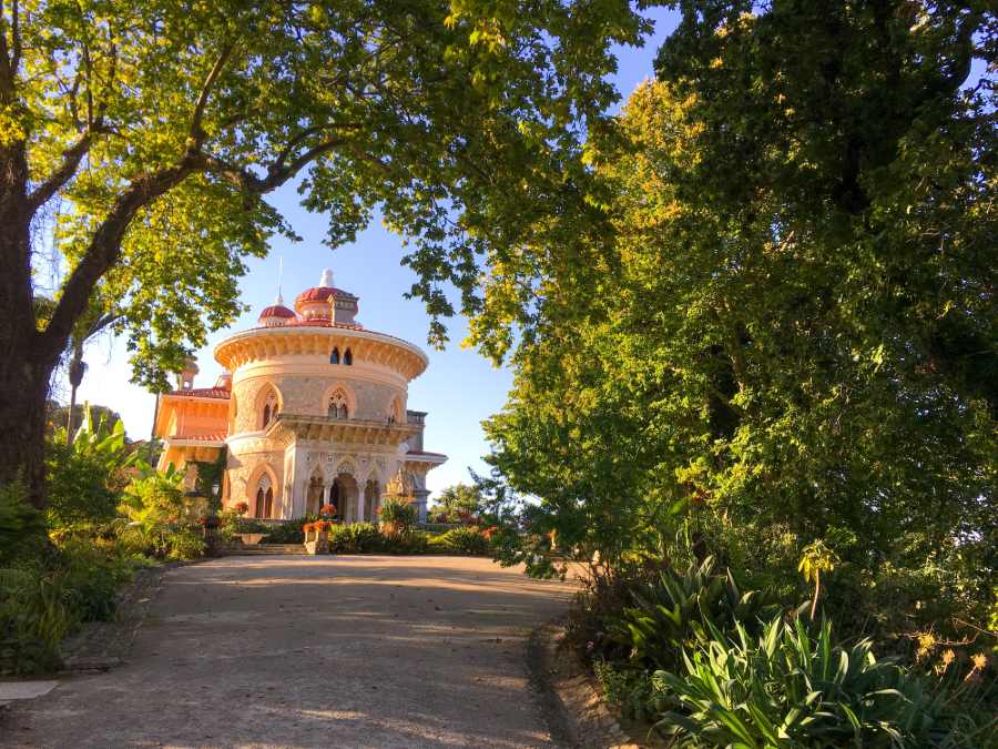 Vista para o Palácio de Montserrat, em Sintra, Portugal