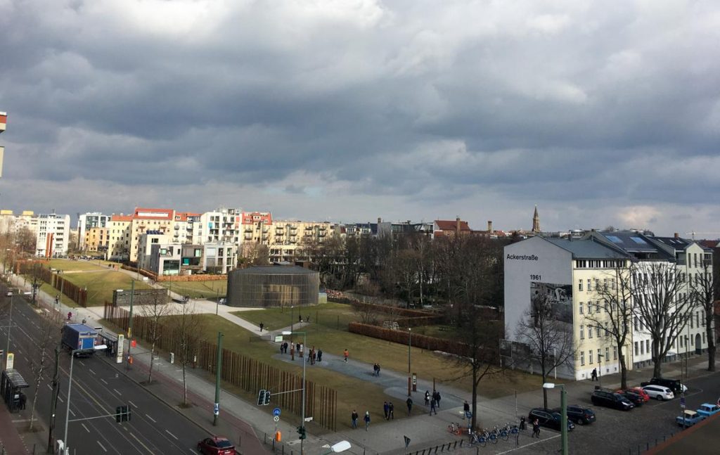 vista de cima da bernauerstrasse em berlim