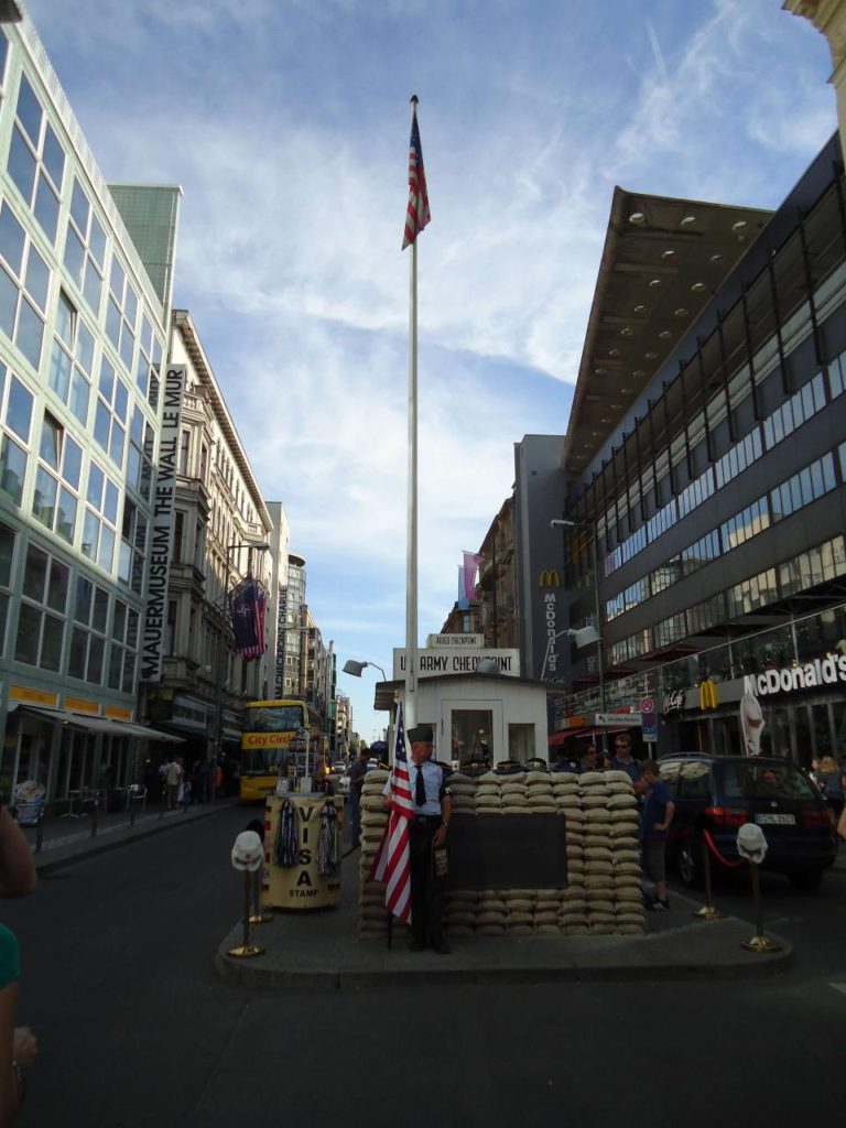 vista cabine checkpoint charlie, na friedrichstrasse em berlim