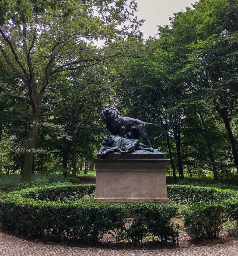 estatua no park tiergarten em berlim alemanha