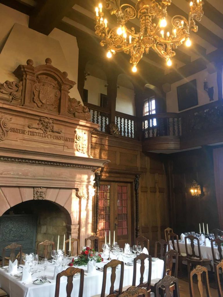 sala de jantar dentro do schloss vollrads, onde fizemos a prova de vinhos