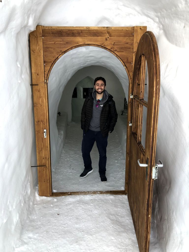 Daniel Courtouke na entrada do Iglu-Restaurant, em Adelboden, na Suíca.