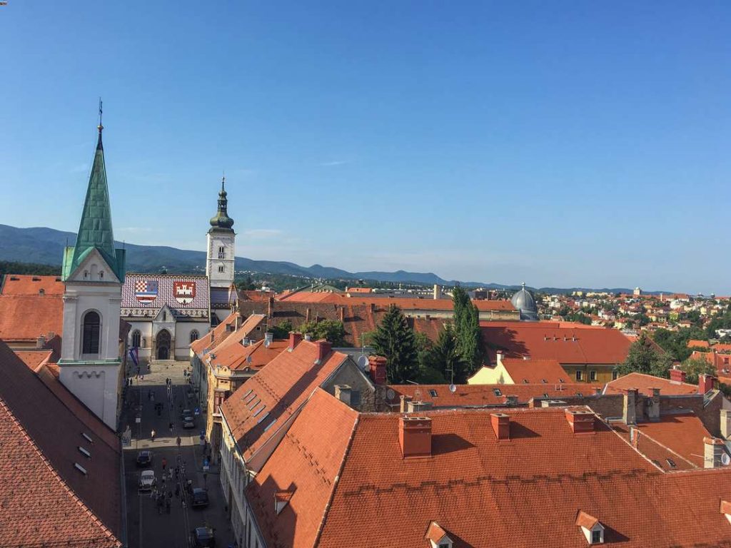 vista do alto da torre de lotstrack em zagreb para a igreja de sao marcos