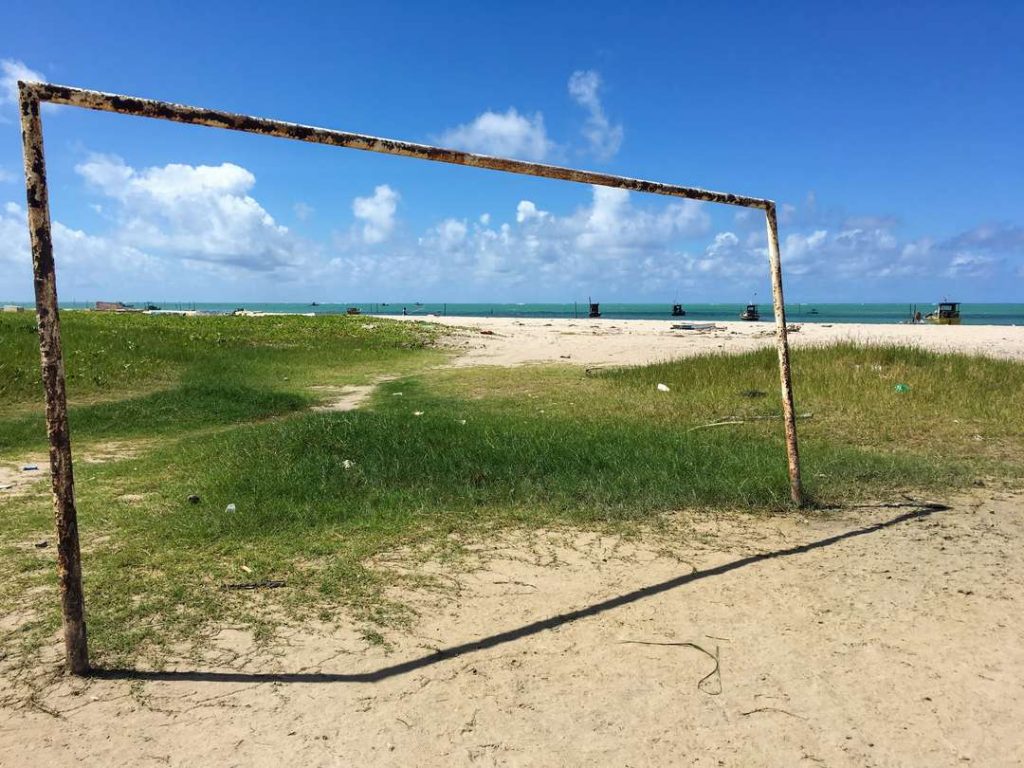 trave de futebol na praia de paripueira, em Alagoas