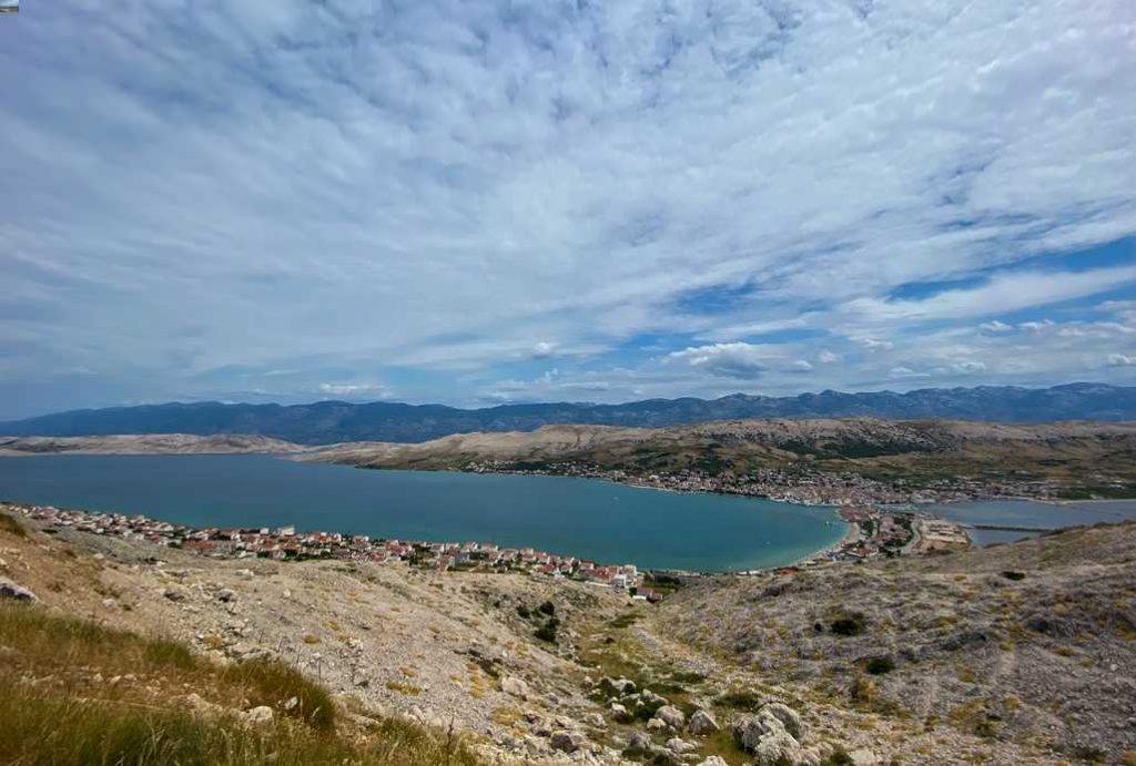 vista para o mar em Pag, uma das ilhas da croácia