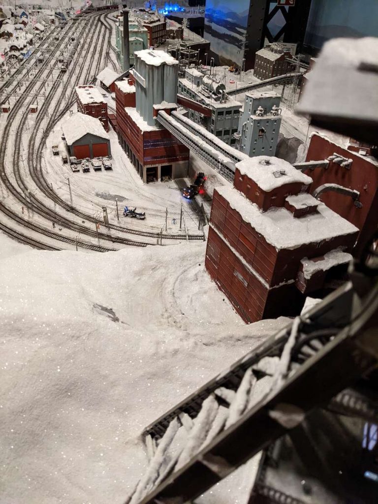 trilhos do trem com neve em miniatura de país escandinavo no miniatur wunderland, em hamburgo