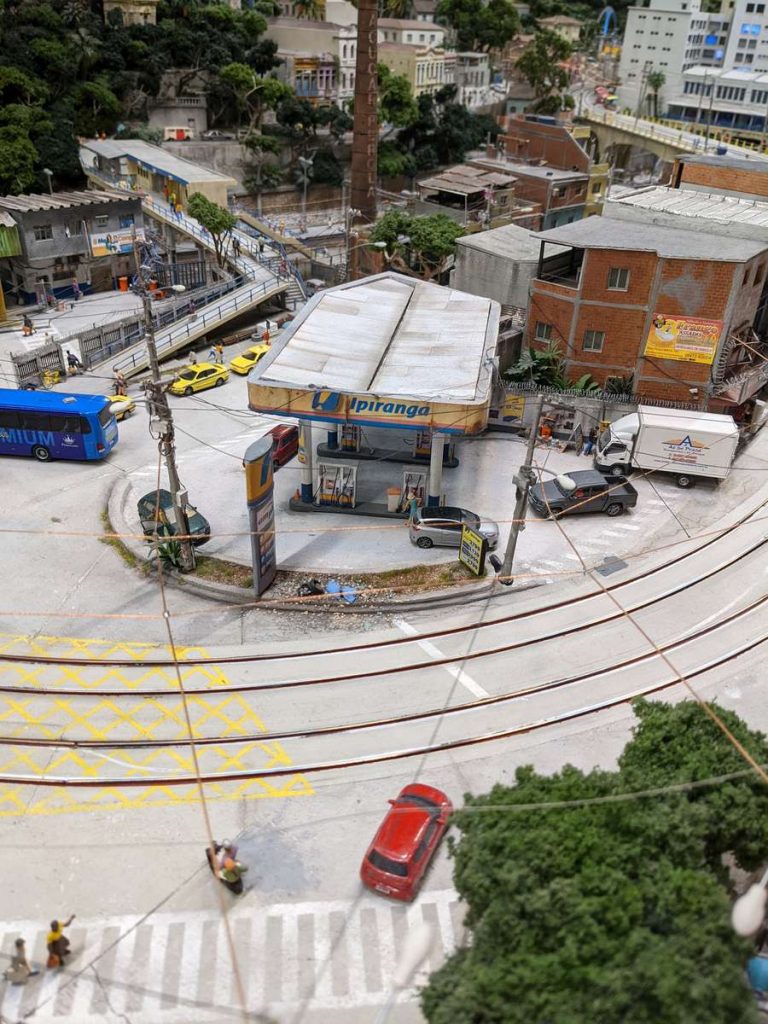 miniatura do rio de janeiro no Miniatur Wunderland em hamburgo. Na foto, um posto de gasolina e trilhos de trem